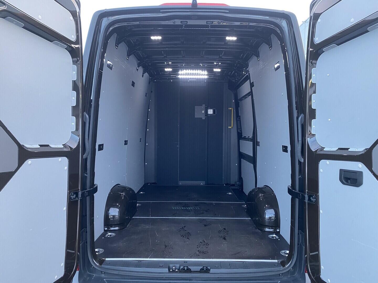 OV190V06907_28.webp_CRAFTER - SKŘÍŇOVÝ VŮZ  L1H2 2.0 TDI 103 kW manuál, DPH