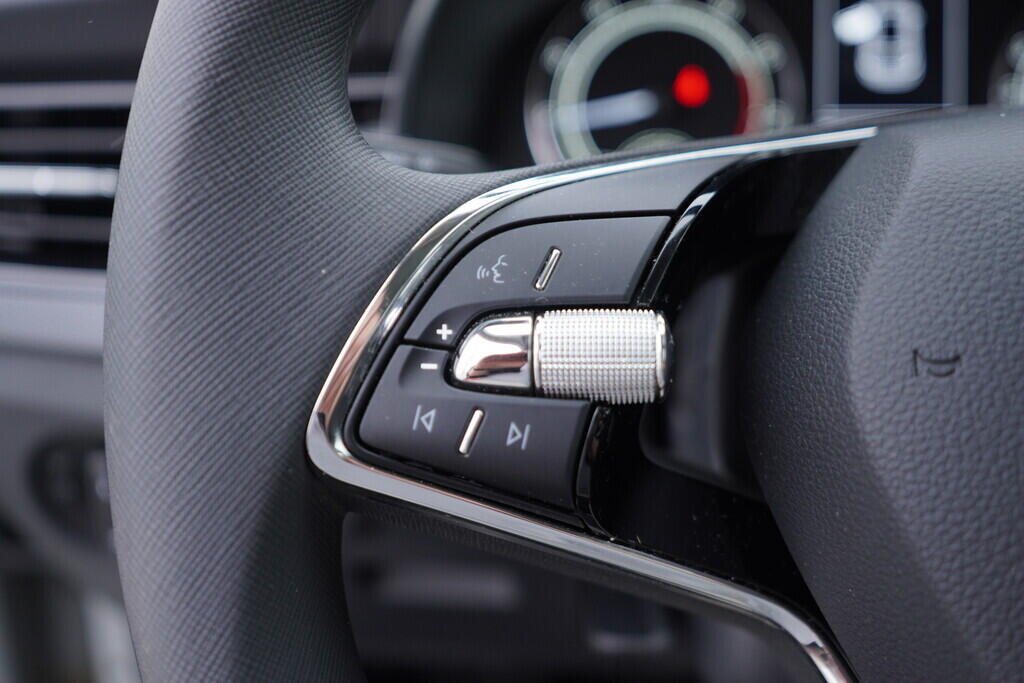 OV190V06917_25.webp_SCALA Ambition 1.0 TSI 81 kW manuál, DPH