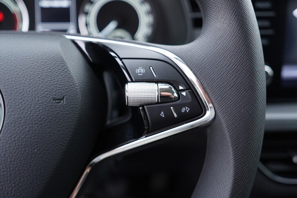 OV190V06917_26.webp_SCALA Ambition 1.0 TSI 81 kW manuál, DPH