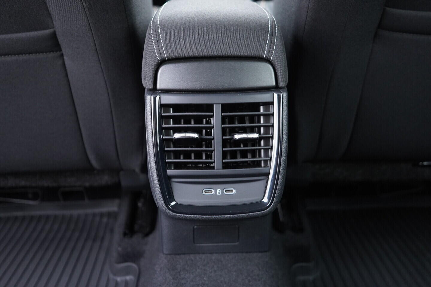 OV190V07309_34.webp_SCALA Ambition 1.5 TSI 110 kW manuál, DPH