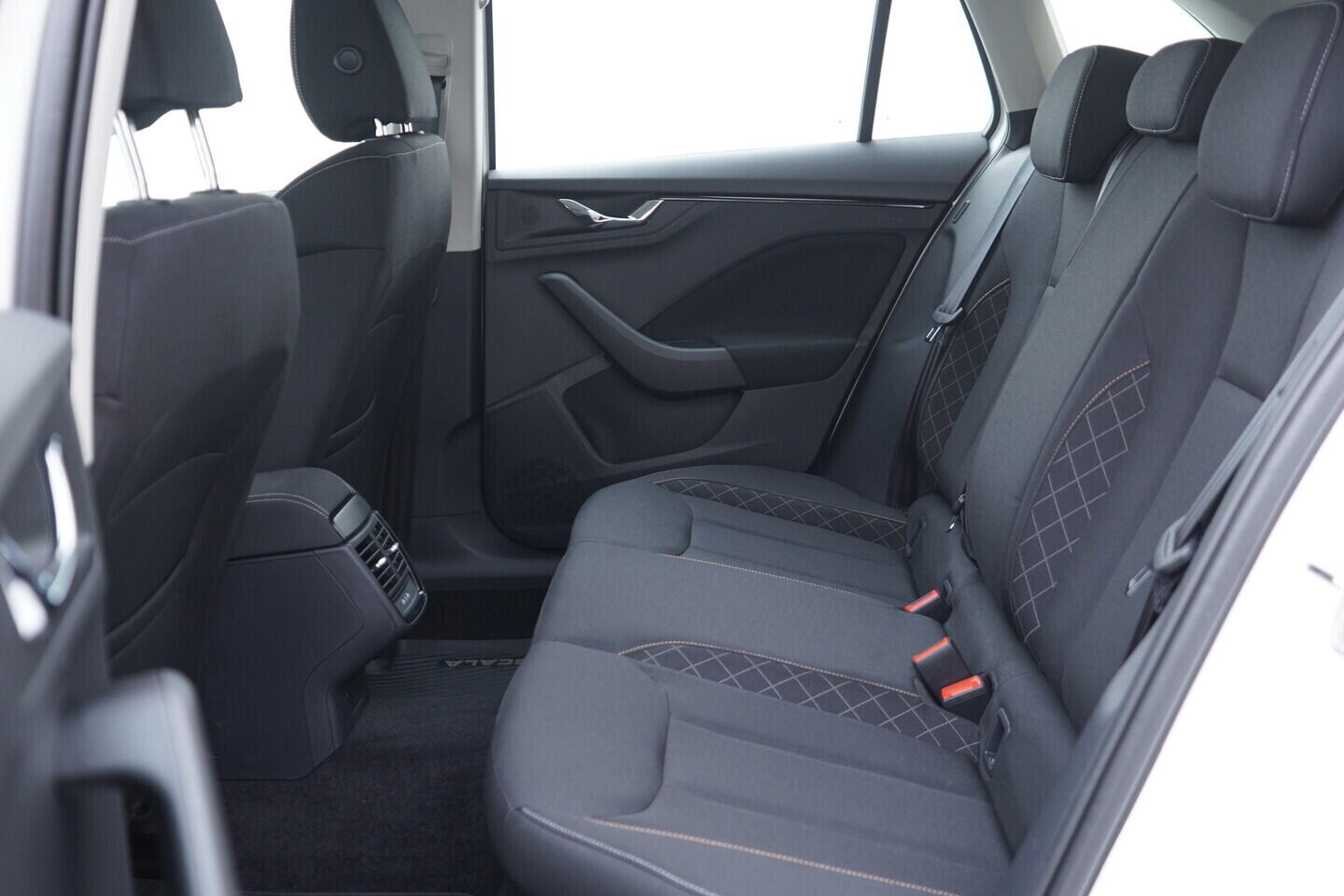 OV190V07309_35.webp_SCALA Ambition 1.5 TSI 110 kW manuál, DPH