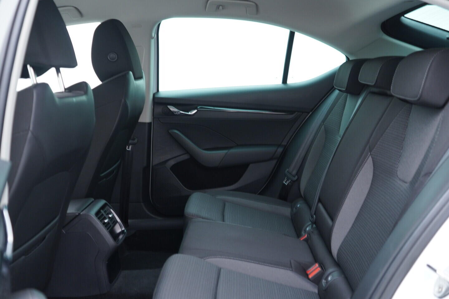 OV190V07329_36.webp_OCTAVIA Ambition Plus 1.5 TSI 110 kW manuál, DPH