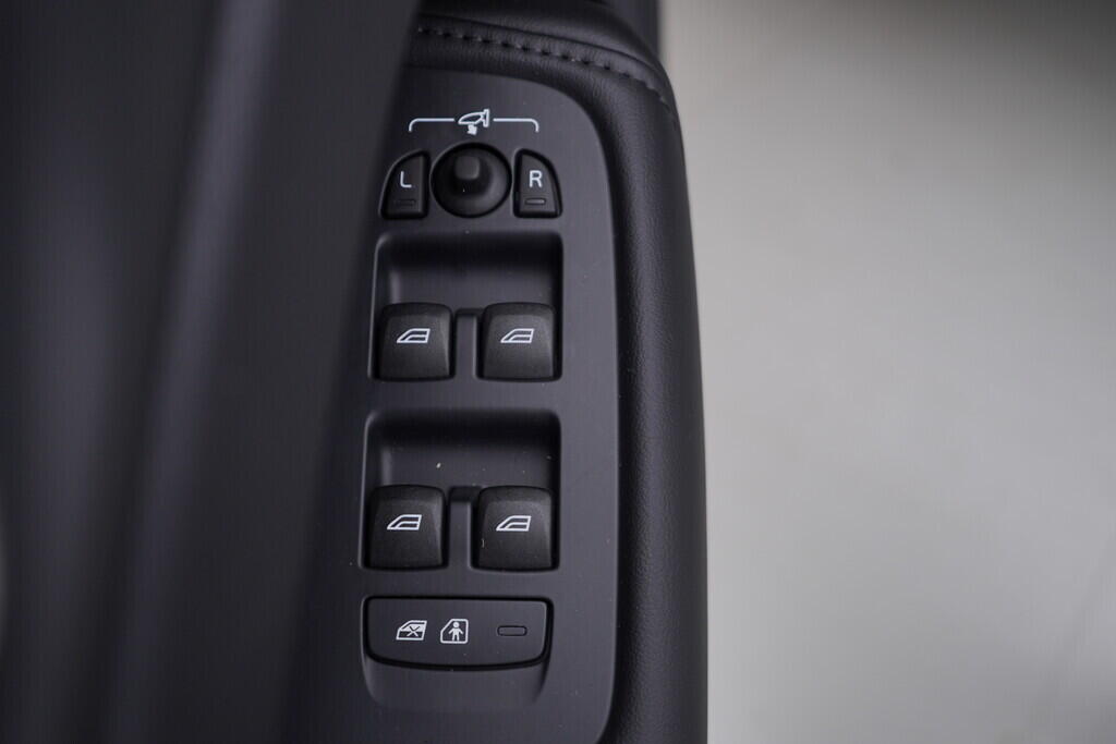 OV190V07446_20.webp_XC60 Plus Dark 2.0 B4 145 kW automat, DPH