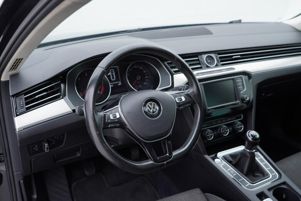 OV190V07721_23.webp_PASSAT VARIANT Comfortline 1.6 TDI 88 kW manuál