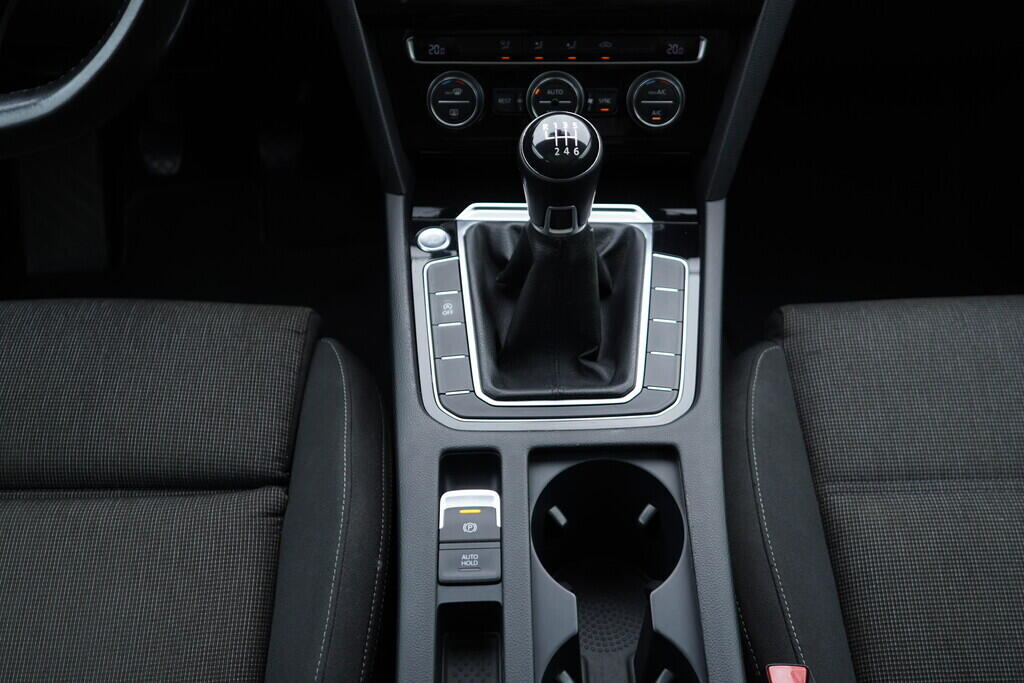 OV190V07721_35.webp_PASSAT VARIANT Comfortline 1.6 TDI 88 kW manuál