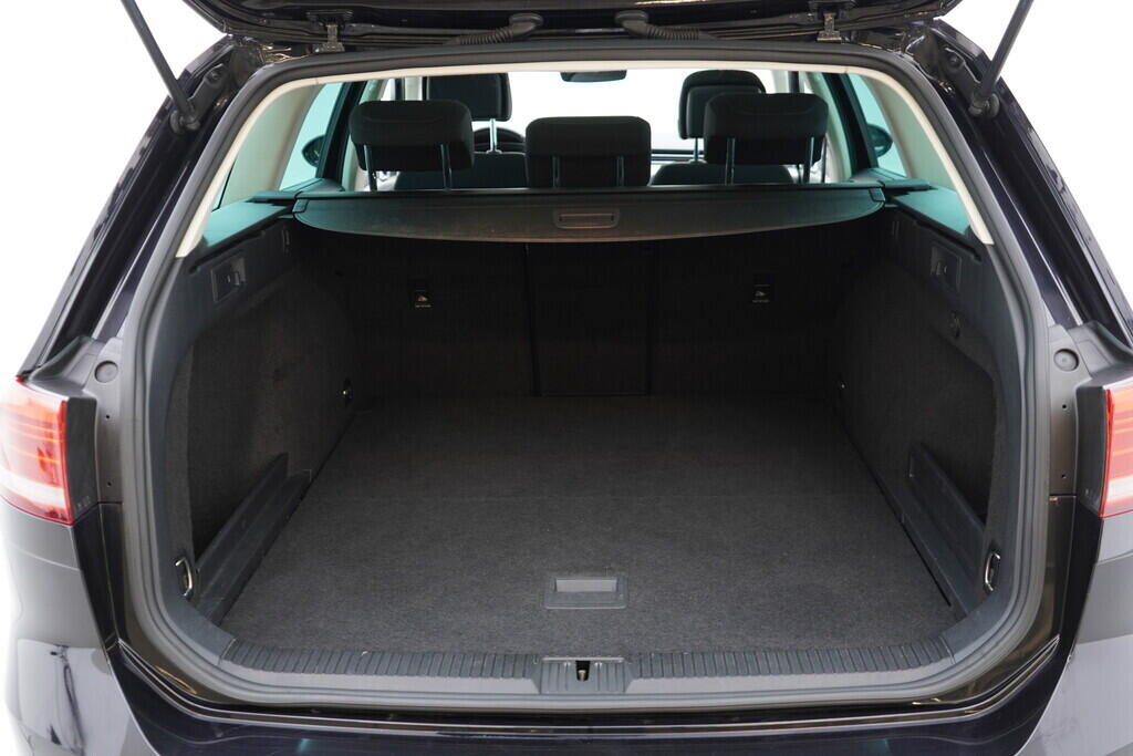 OV190V07721_40.webp_PASSAT VARIANT Comfortline 1.6 TDI 88 kW manuál