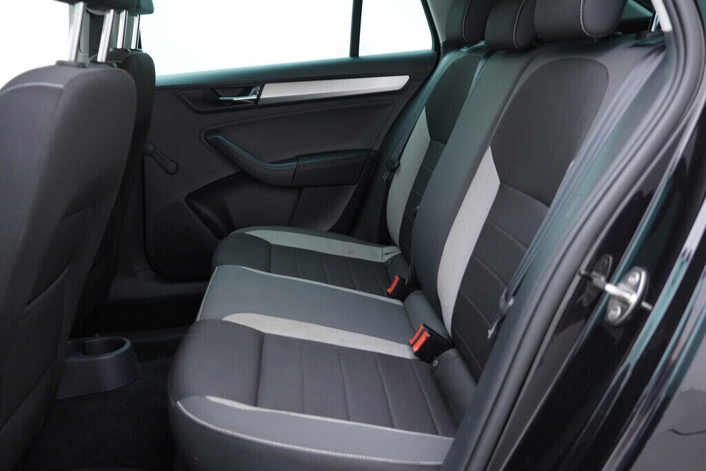 OV190V07773_34.webp_RAPID SPACEBACK Ambition 1.0 TSI 70 kW manuál