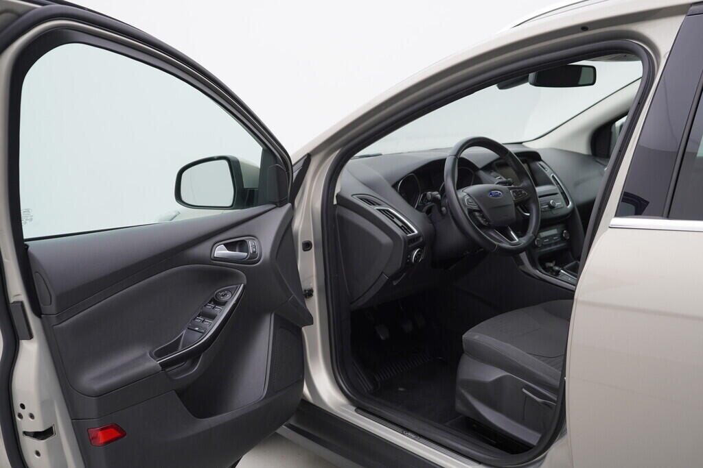 OV190V07774_18.webp_FOCUS Titanium 1.0  92 kW manuál