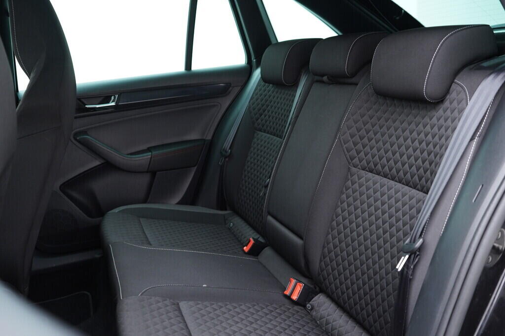 OV190V07778_35.webp_RAPID SPACEBACK Monte Carlo 1.0 TSI 81 kW manuál