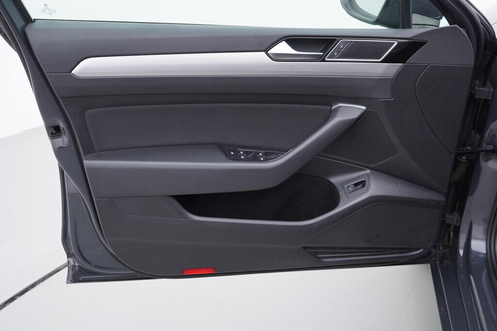 OV190V07811_19.webp_PASSAT VARIANT COMFORTLINE 1.6 TDI 88 kW manuál, DPH