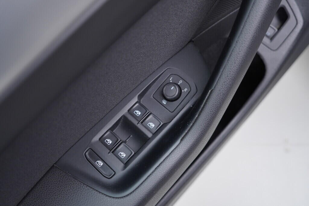 OV190V07811_20.webp_PASSAT VARIANT COMFORTLINE 1.6 TDI 88 kW manuál, DPH