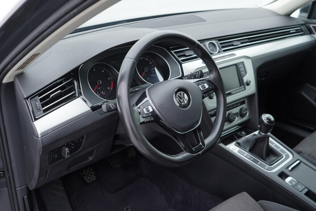 OV190V07811_22.webp_PASSAT VARIANT COMFORTLINE 1.6 TDI 88 kW manuál, DPH
