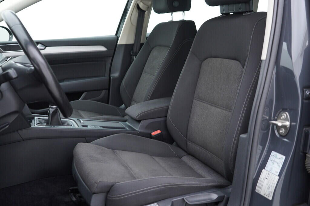 OV190V07811_23.webp_PASSAT VARIANT COMFORTLINE 1.6 TDI 88 kW manuál, DPH