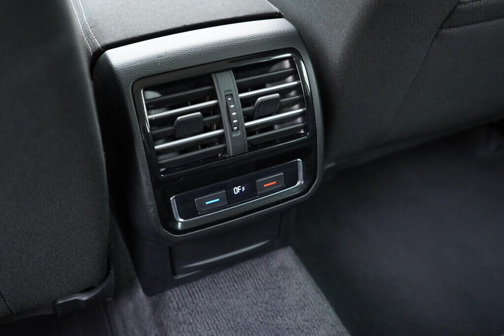 OV190V07811_29.webp_PASSAT VARIANT COMFORTLINE 1.6 TDI 88 kW manuál, DPH