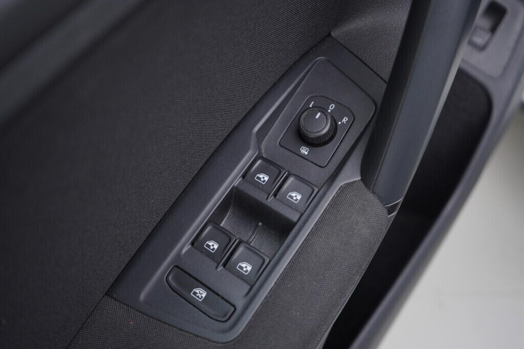 OV190V07816_20.webp_TIGUAN R-Line 2.0 TSI 140 kW automat, DPH