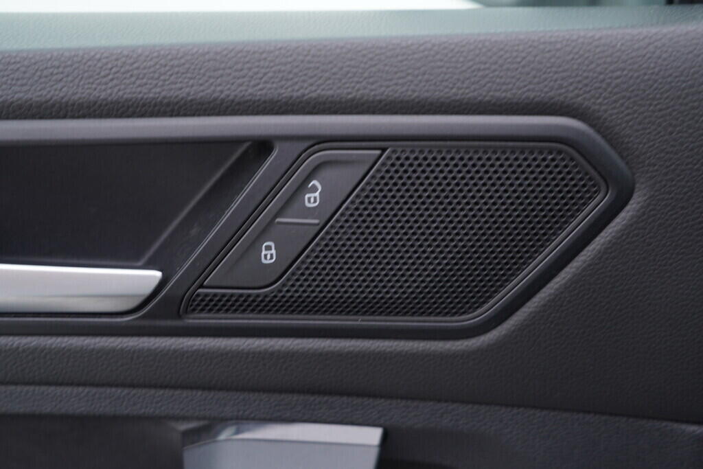 OV190V07816_21.webp_TIGUAN R-Line 2.0 TSI 140 kW automat, DPH