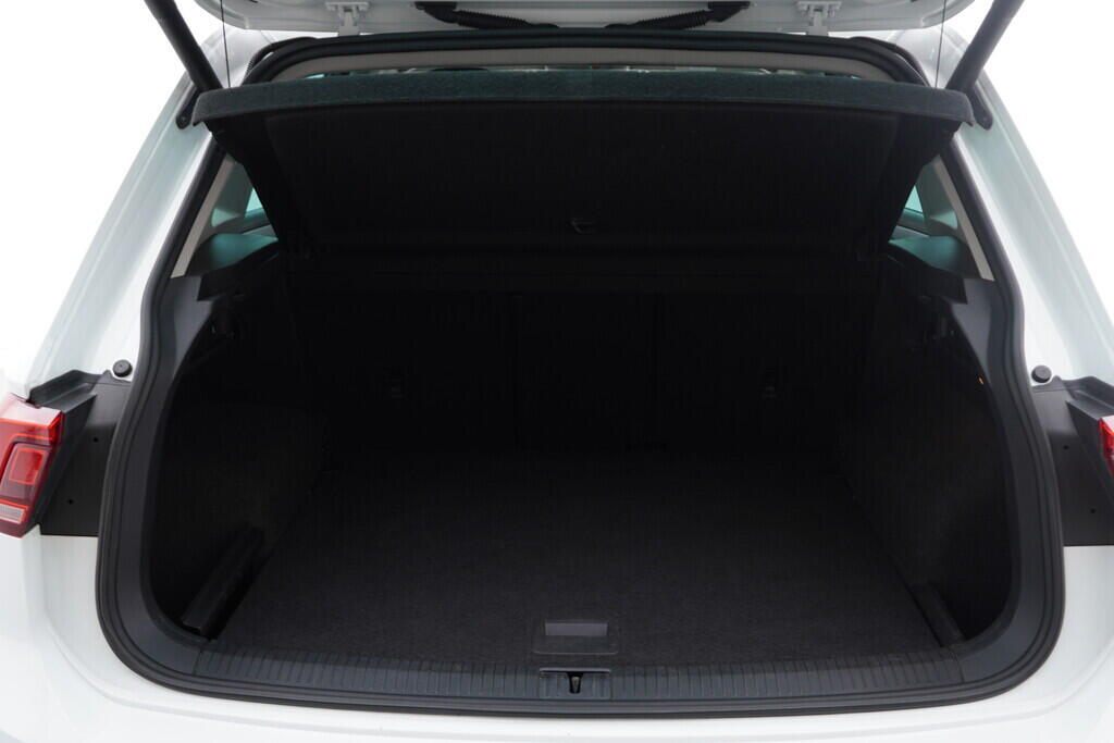 OV190V07816_40.webp_TIGUAN R-Line 2.0 TSI 140 kW automat, DPH