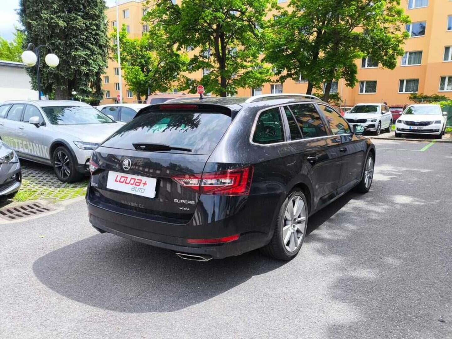 OV190V07828_11.webp_SUPERB Style 2.0 TSI 206 kW automat