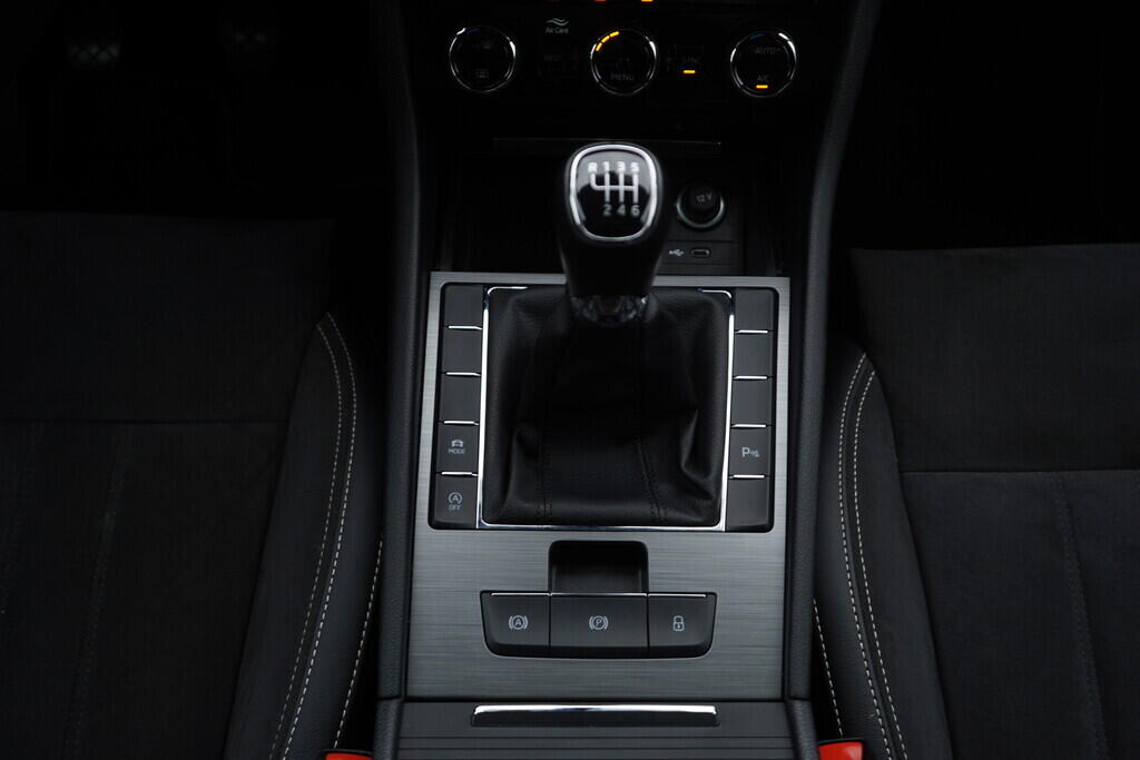 OV190V07834_37.webp_SUPERB Style Plus 2.0 TDI 110 kW manuál