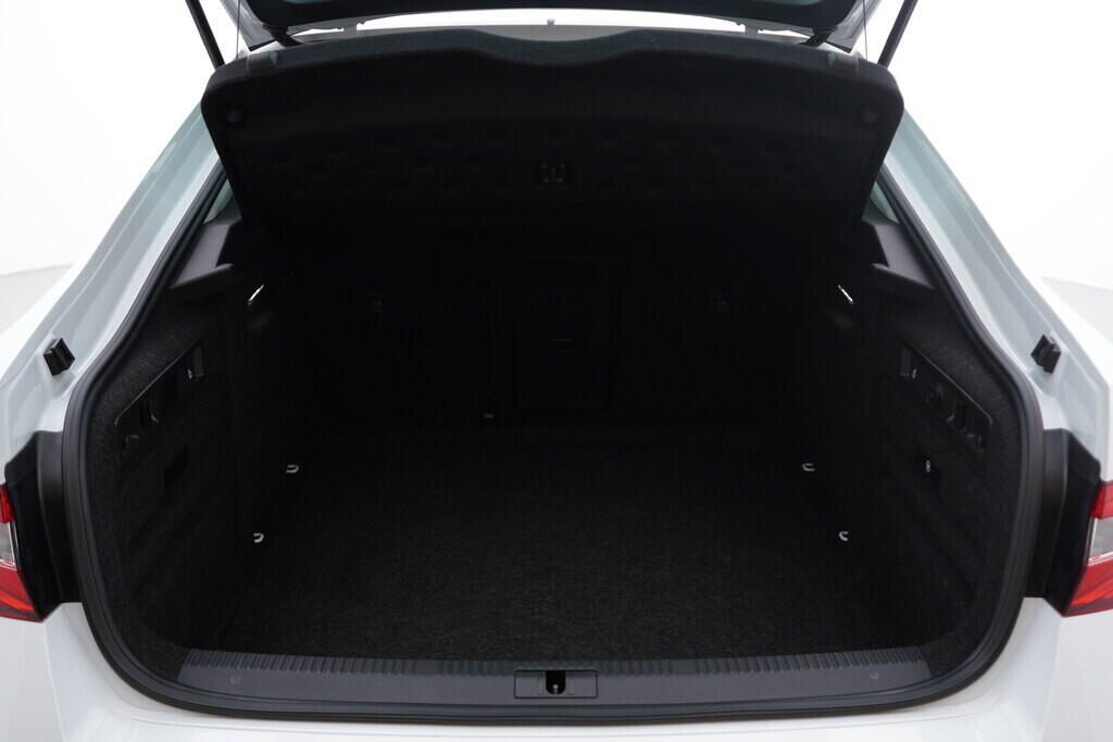 OV190V07834_42.webp_SUPERB Style Plus 2.0 TDI 110 kW manuál