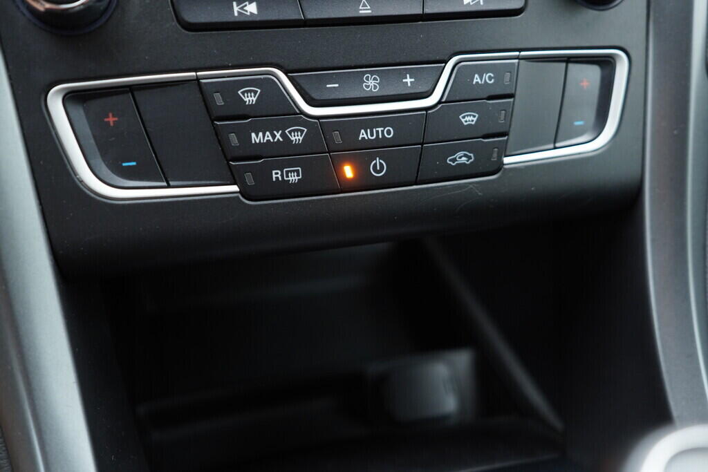 OV190V07949_28.webp_MONDEO Titanium 2.0  110 kW manuál