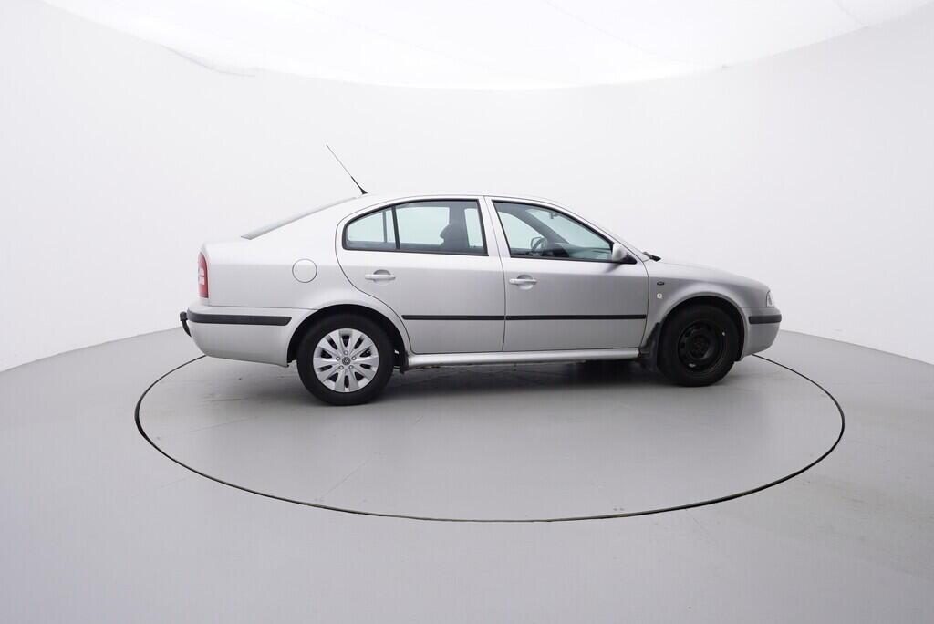 OV190V07996_15.webp_OCTAVIA Elegance 1.9 TDI 81 kW manuál