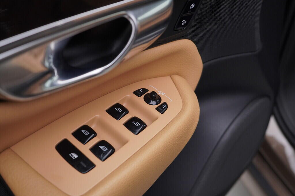 OV190V08019_20.webp_XC90  2.0  187 kW automat