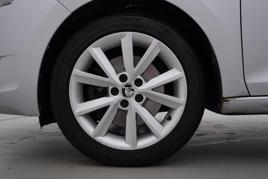 OV190V08040_36.webp_RAPID SPACEBACK Elegance 1.6 TDI 66 kW manuál