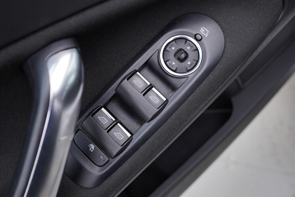 OV190V08046_20.webp_MONDEO Titanium 2.0  107 kW manuál