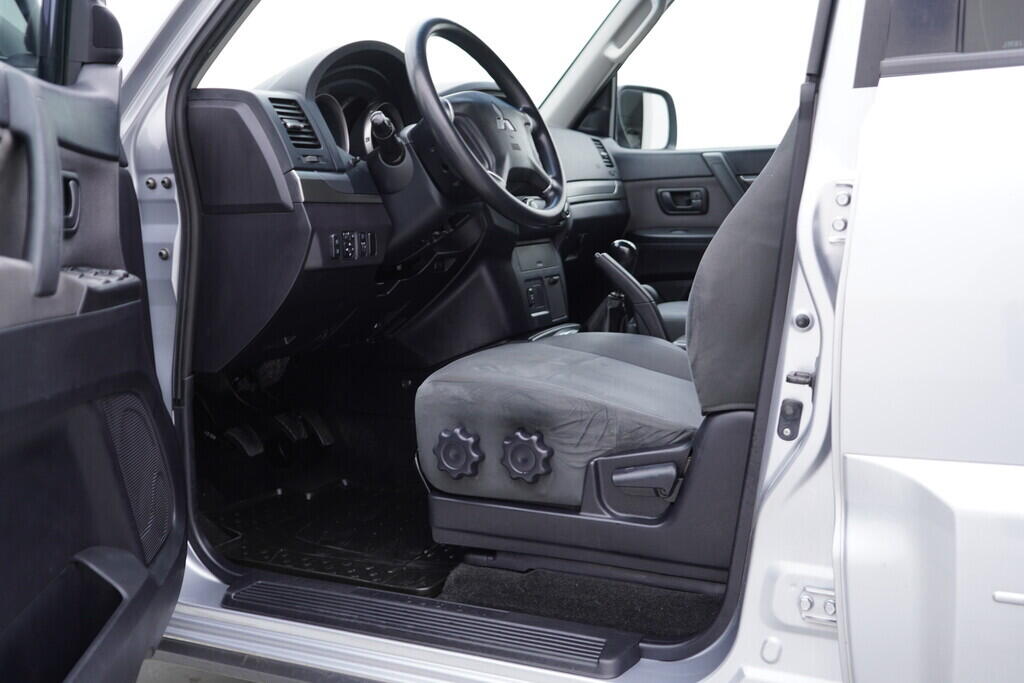 OV190V08193_18.webp_PAJERO  3.2  147 kW manuál