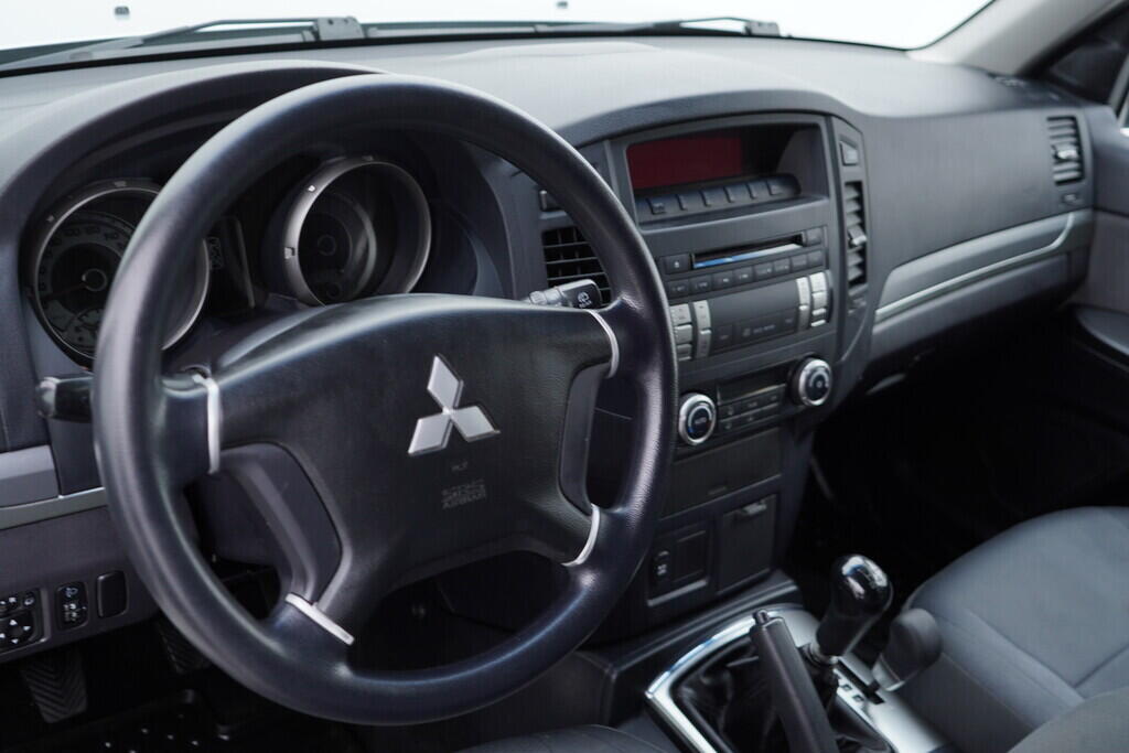 OV190V08193_22.webp_PAJERO  3.2  147 kW manuál