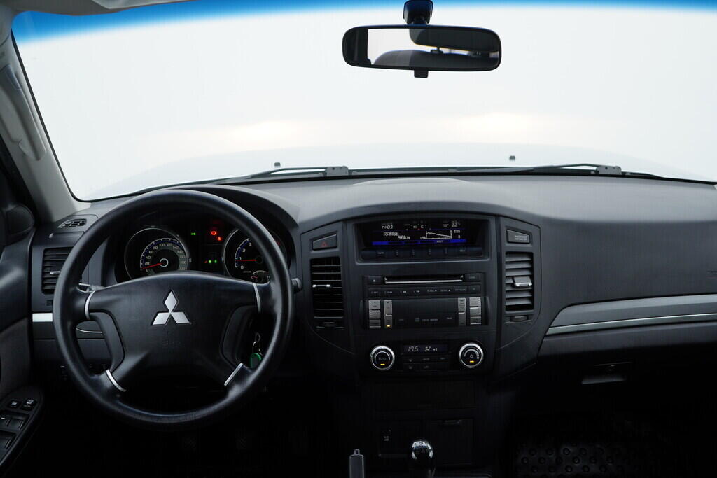 OV190V08193_26.webp_PAJERO  3.2  147 kW manuál