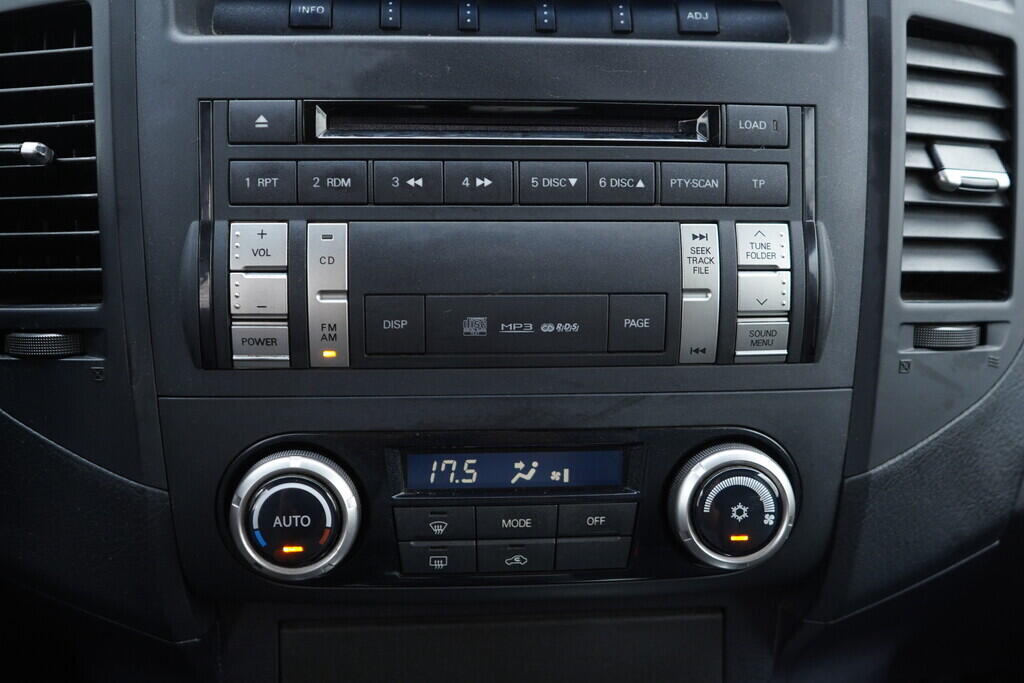 OV190V08193_29.webp_PAJERO  3.2  147 kW manuál