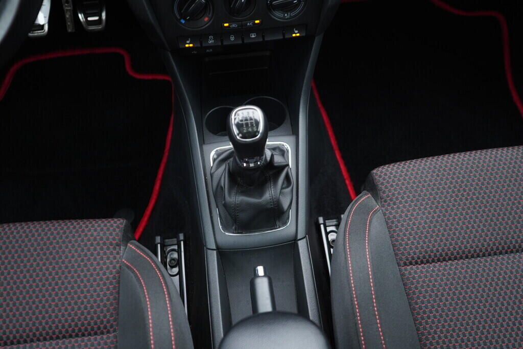 OV190V08293_30.webp_RAPID SPACEBACK Style Plus 1.2 TSI 77 kW manuál