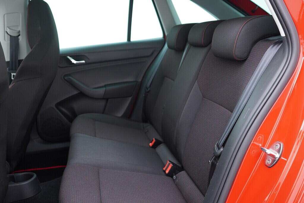 OV190V08293_32.webp_RAPID SPACEBACK Style Plus 1.2 TSI 77 kW manuál