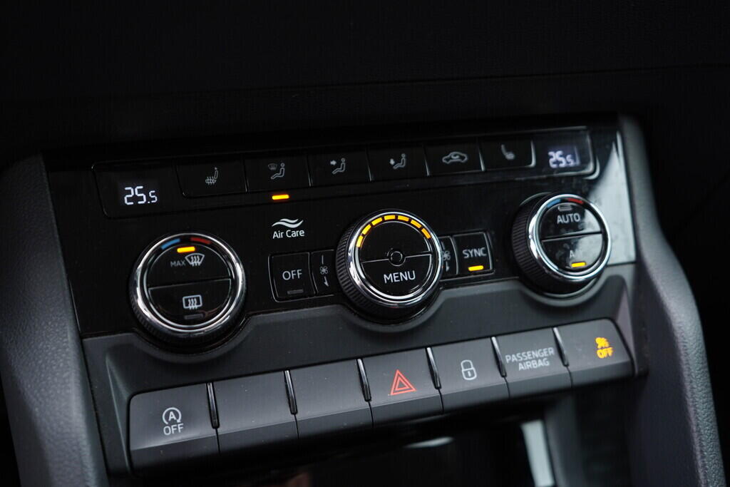 OV190V08322_33.webp_KAROQ Ambition 1.6 TDI 85 kW automat, DPH