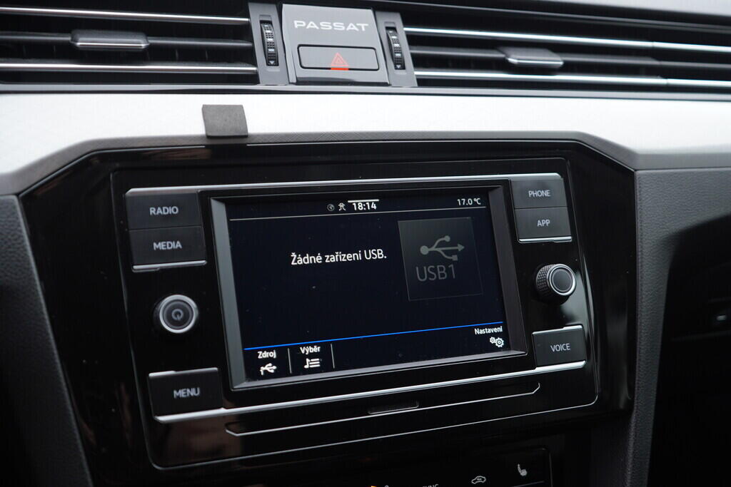 OV190V08368_30.webp_PASSAT Business 2.0 TDI 110 kW manuál, DPH