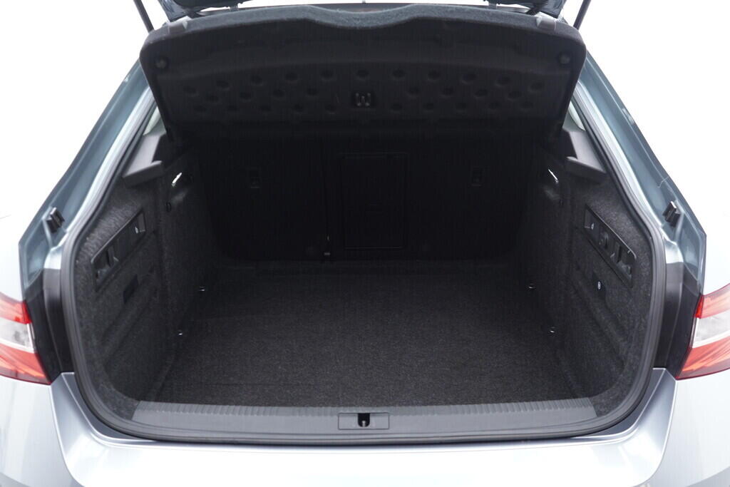 OV190V08442_44.webp_SUPERB Style 2.0 TSI 140 kW automat