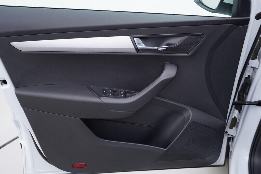 OV190V08469_19.webp_KAROQ Ambition 1.0 TSI 81 kW manuál, DPH