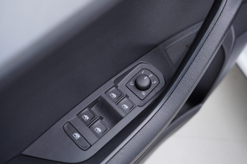 OV190V08469_20.webp_KAROQ Ambition 1.0 TSI 81 kW manuál, DPH