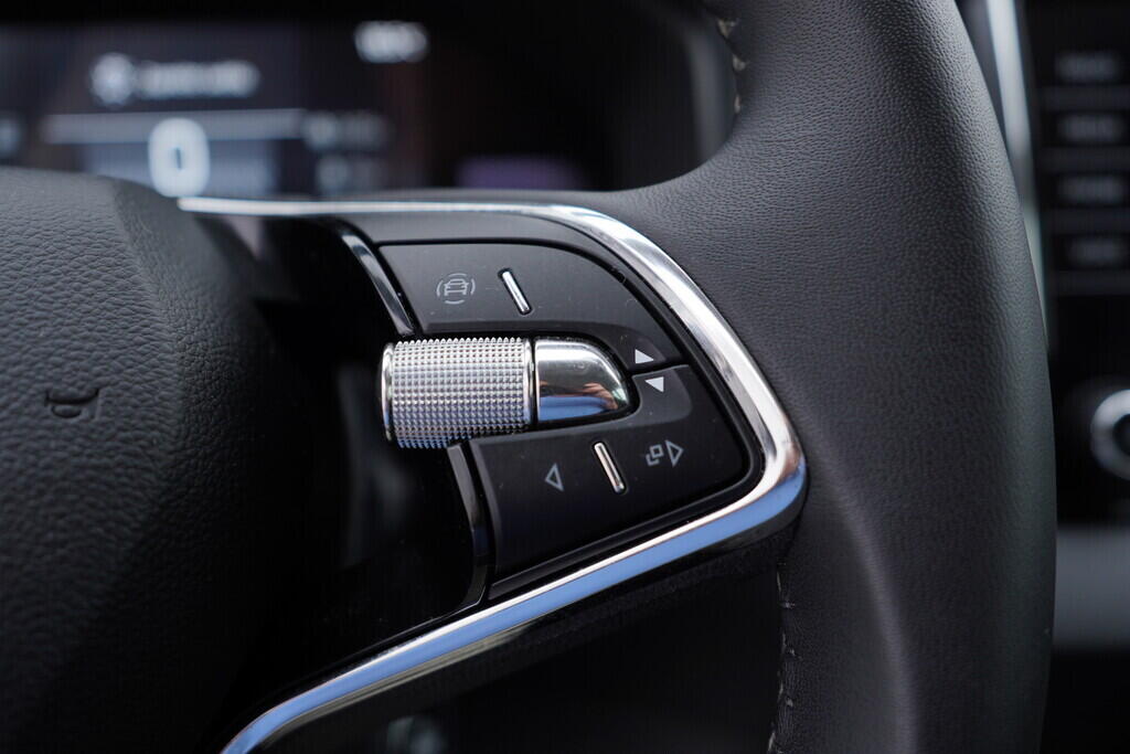 OV190V08469_26.webp_KAROQ Ambition 1.0 TSI 81 kW manuál, DPH