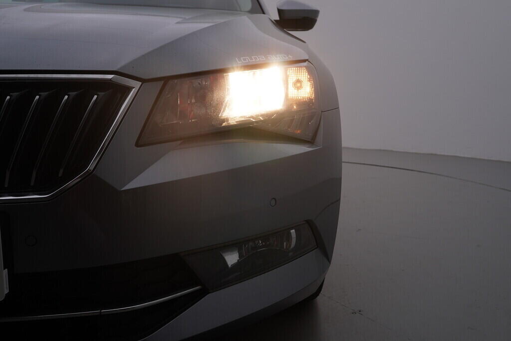 OV190V08472_42.webp_SUPERB Ambition 2.0 TDI 110 kW manuál