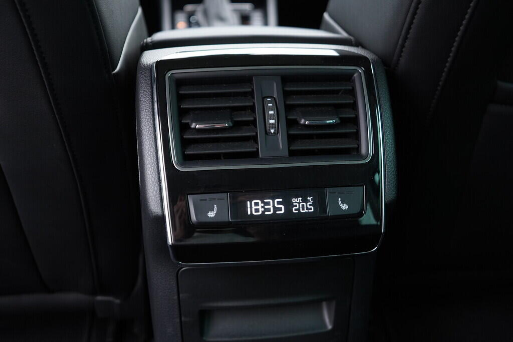 OV190V08608_39.webp_SUPERB L&K 1.4 TSI 160 kW automat, DPH