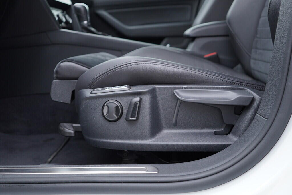 OV190V08630_21.webp_PASSAT VARIANT Highline 2.0 TDI 110 kW automat