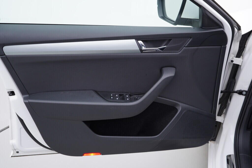 OV190V08638_19.webp_SUPERB Bussines 2.0 TDI 110 kW automat