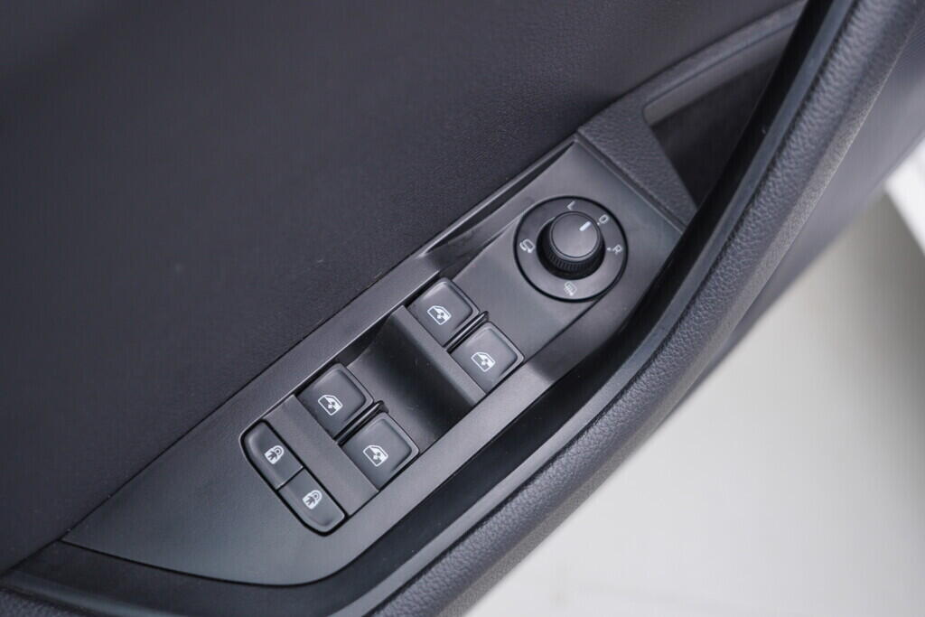 OV190V08638_20.webp_SUPERB Bussines 2.0 TDI 110 kW automat