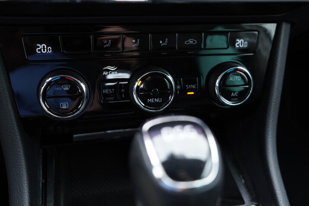 OV190V08638_37.webp_SUPERB Bussines 2.0 TDI 110 kW automat