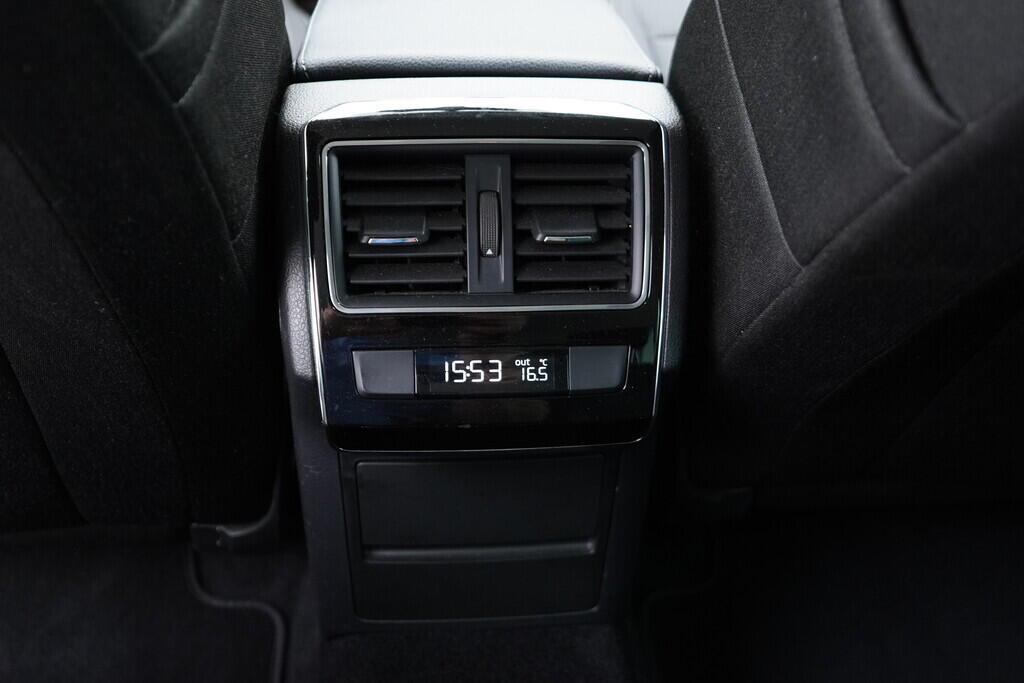 OV190V08638_42.webp_SUPERB Bussines 2.0 TDI 110 kW automat
