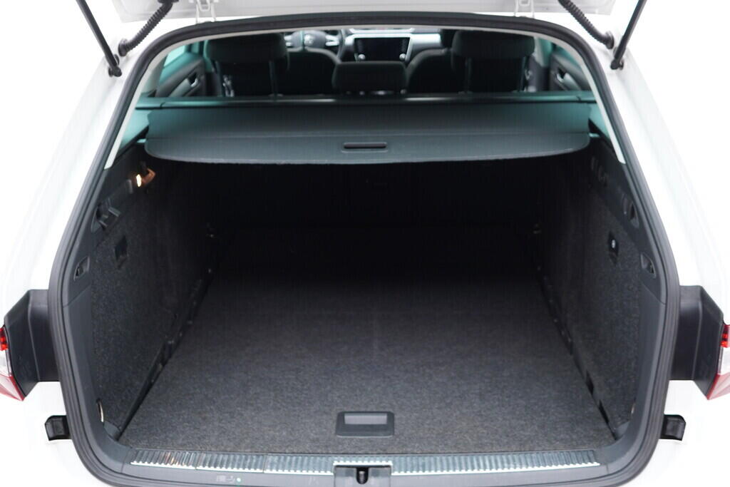OV190V08638_45.webp_SUPERB Bussines 2.0 TDI 110 kW automat