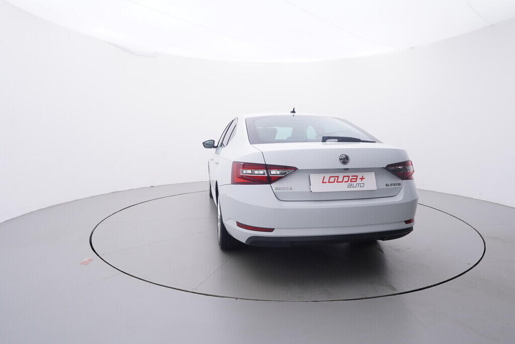 OV190V08640_13.webp_SUPERB Bussines 2.0 TDI 110 kW automat